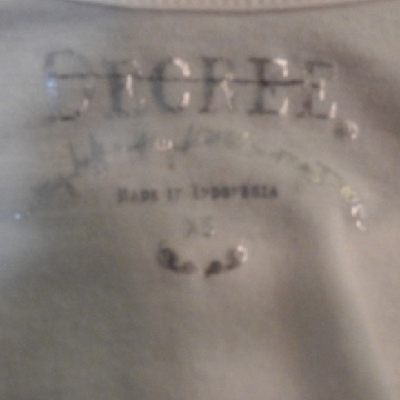 Low cut, white tee - Picture 4 of 4